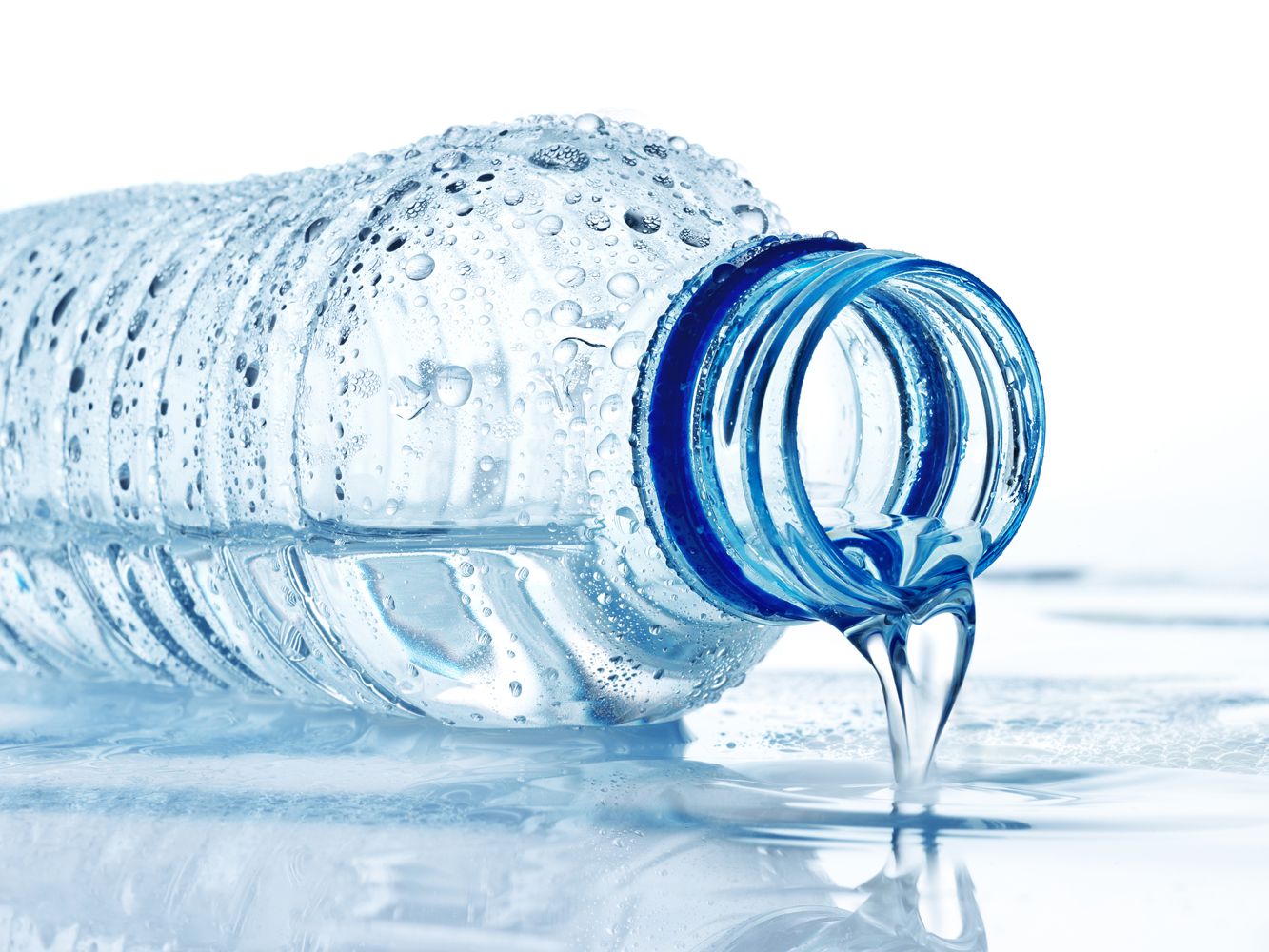 Вода киснет. Бутылка для воды. Бутилированная вода. Питьевая вода в бутылках. Красивые бутылки для воды.